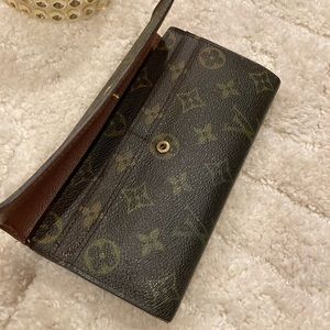 100% authentic LOUIS VUITTON Monogram Sarah Wallet